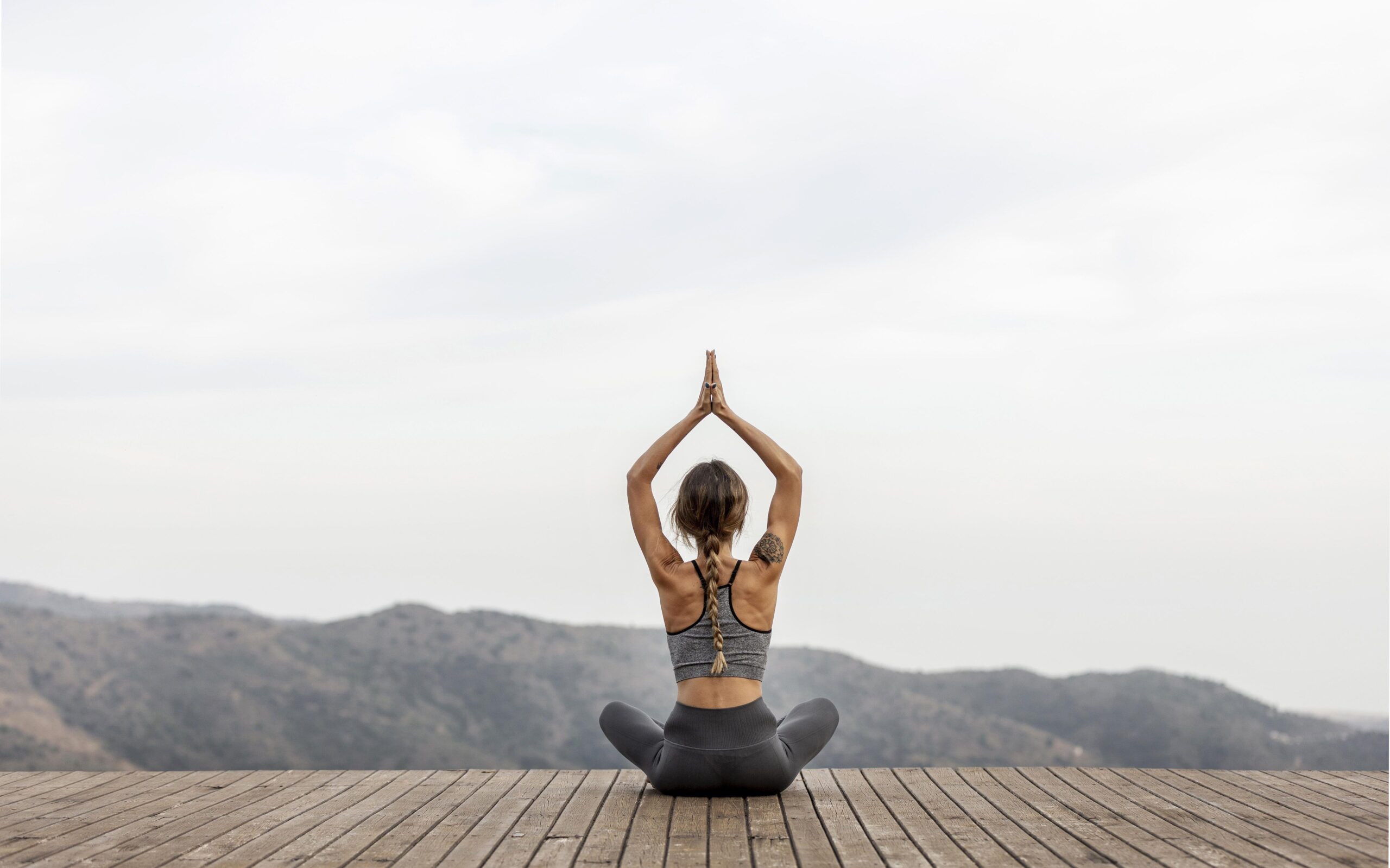 O yoga é uma prática milenar que combina movimento, respiração e meditação, com origens na Índia antiga.