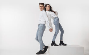 Denim e Branco na Moda: Uma Combinação Clássica e Versátil