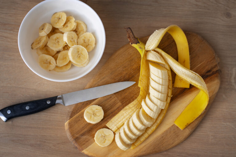 Bananas: Uma Exploração Detalhada de sua Origem, Características, Nutrientes e Impacto Global